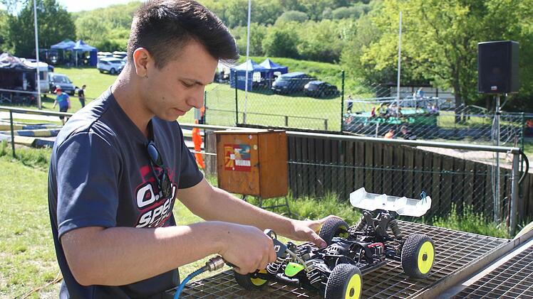 Gestank und die Lautstärke gehören für ihn dazu: Marvin Fritschler, amtierender deutscher Doppel-Meister in der Rennserie "Maßstab 1:8 - Offroad" - sowohl Verbrenner als auch Elektro - wollte sich einen ersten Eindruck von der Strecke in Sand verschaffen. Bei der deutschen Meisterschaft im August will er dann seine Titel verteidigen.