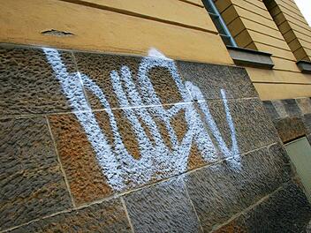 Die Täter brachten verschiedene Motive auf Wänden und Straßen an. Symbolfoto: Jochen Berger