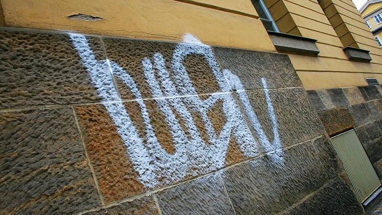 Die Täter brachten verschiedene Motive auf Wänden und Straßen an. Symbolfoto: Jochen Berger