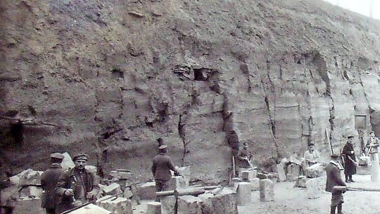 Der Steinbruch des Zuchthauses Plassenburg, der sich östlich der "Langen Batterie" befand, ist heute eine Streuobstwiese. (Aufnahme um 1925) Fotos: Kolling
