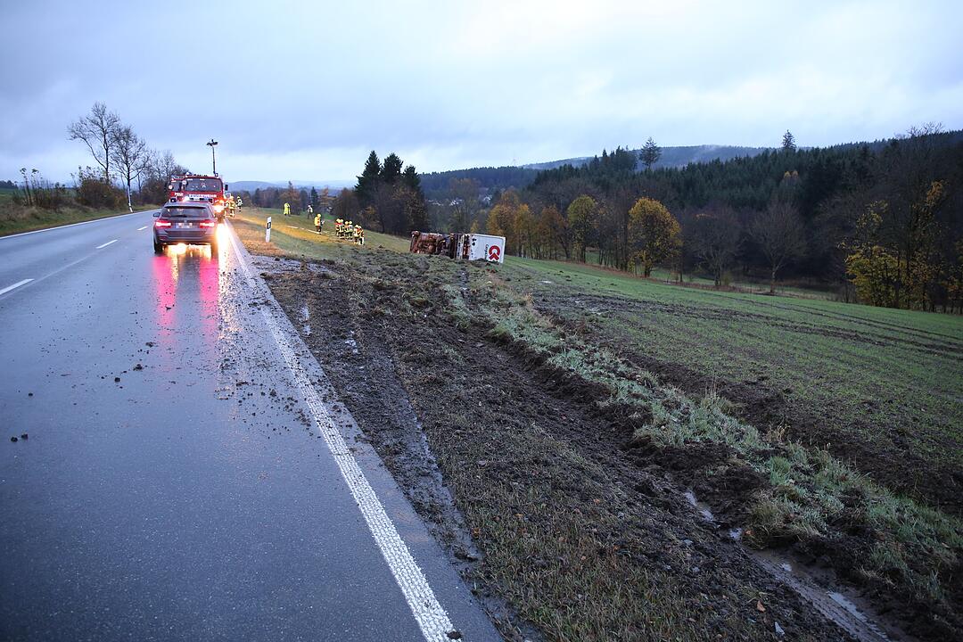 Lkw in Oberfranken kippt um - Fahrer eingeklemmt
