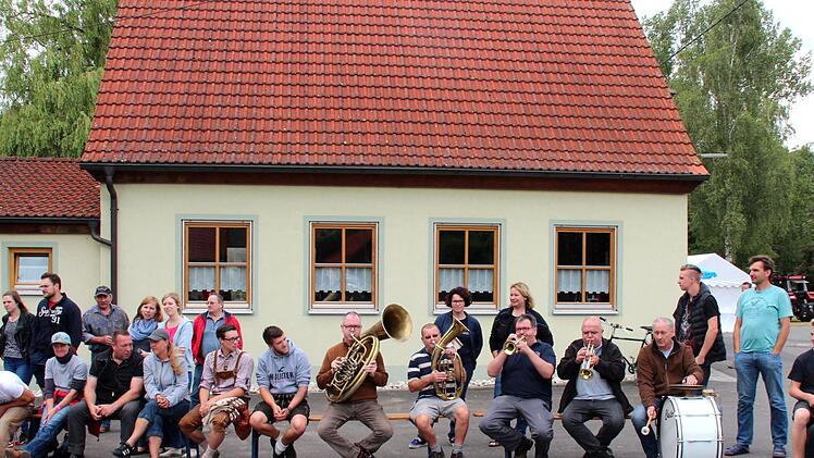 Zuschauer und Musikanten beim Baumaufstellen.  Foto: Johanna Blum