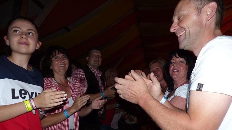 Bei der Musik der "Troglauer" hielt es in Gössenreuth keinen mehr auf der Bank.Klaus-Peter Wulf