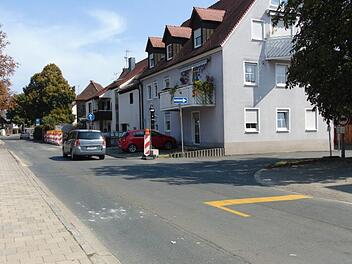 Die Baustelle in der engen Friedhofstraße in Neunkirchen am Brand. Foto: Petra Malbrich