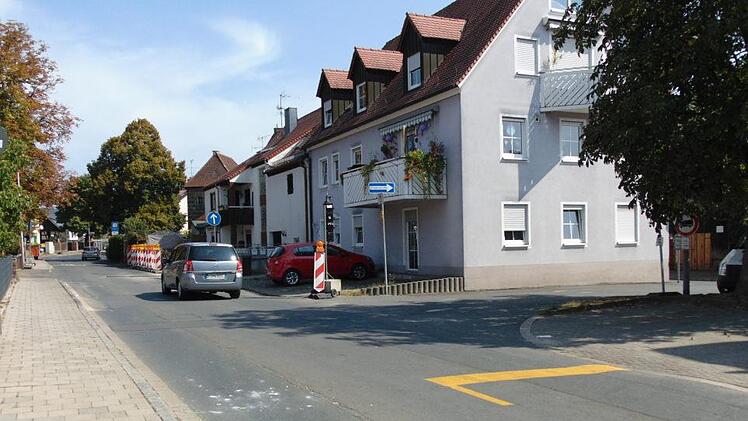 Die Baustelle in der engen Friedhofstraße in Neunkirchen am Brand. Foto: Petra Malbrich