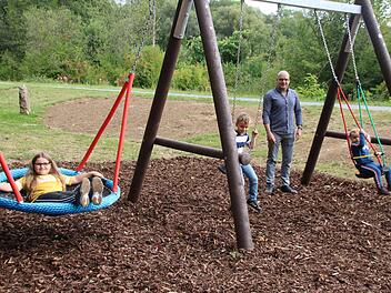 In seinem Urlaub hat Michael Kastl mit seinen Kindern Marie, Simon und Mia (von links) die neue Schaukelkombination im Jörgentorpark getestet. Den Test hat das neue Gerät absolut bestanden. Foto: Thomas Malz