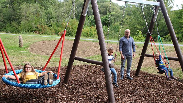 In seinem Urlaub hat Michael Kastl mit seinen Kindern Marie, Simon und Mia (von links) die neue Schaukelkombination im Jörgentorpark getestet. Den Test hat das neue Gerät absolut bestanden. Foto: Thomas Malz