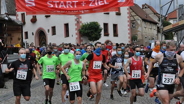 Beim Abt-Degen-Lauf wurden die ersten 200 Meter mit Maske gelaufen, danach durften die Teilnehmer sie abnehmen.  Foto: Martin Schweiger