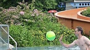 Matthias Martin und sein Sohn Nicolas spielen im Märchenbad Wasserball.