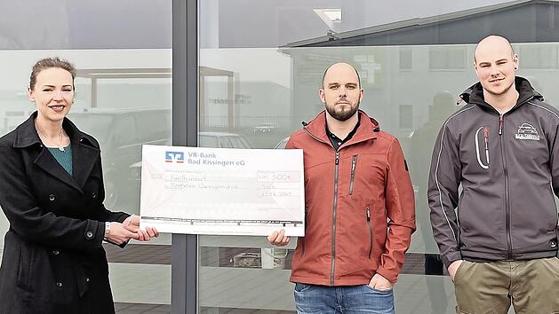 Trafen sich zur &Uuml;bergabe des symbolischen Schecks (von links): Christina Wirsching vom Tierheim Wannigsm&uuml;hle, Inhaber Andreas Schuhmann und Betriebsleiter Johannes Kohl.