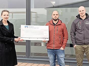 Trafen sich zur Übergabe des symbolischen Schecks (von links): Christina Wirsching vom Tierheim Wannigsmühle, Inhaber Andreas Schuhmann und Betriebsleiter Johannes Kohl.