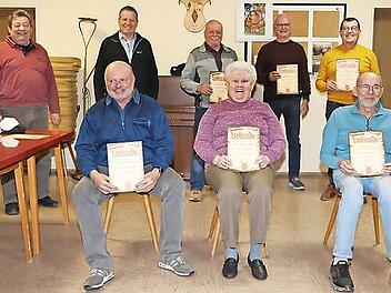 Die geehrten Mitglieder (sitzend von links) Heinrich Kunstmann (50 Jahre) Anni Bleyer (40 Jahre) Manfred Denscheilmann (40 Jahre) , stehend von links Zweiter Vorsitzender Ferdinand Humbert, Michael Dreiseitel (10 Jahre), Wilfried Gülden (20 Jahre), Hans Ruckdeschel (30 Jahre) und Winfried Dauer (30 Jahre)