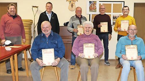 Die geehrten Mitglieder (sitzend von links) Heinrich Kunstmann (50 Jahre) Anni Bleyer (40 Jahre) Manfred Denscheilmann (40 Jahre) , stehend von links Zweiter Vorsitzender Ferdinand Humbert, Michael Dreiseitel (10 Jahre), Wilfried Gülden (20 Jahre), Hans Ruckdeschel (30 Jahre) und Winfried Dauer (30 Jahre)
