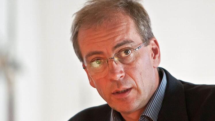 Die deutsche Stimme von Nihad Siris: Dr. Günther Orth, der international als einer der gefragtesten Simultandolmetscher aus dem Arabischen gilt.