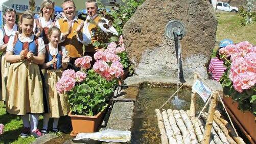 Am Dorfbrunnen in Windheim machte das Floß des SaaleMusicum Srtation.