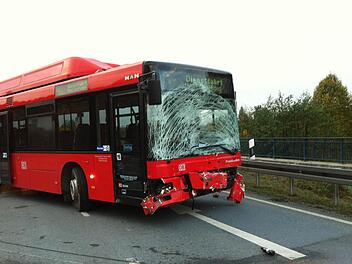 Erheblich beschädigt wurde ein Bus bei einem Unfall am Dienstag gegen 6.50 Uhr bei Untersteinach. Fotos: Sonja Adam
