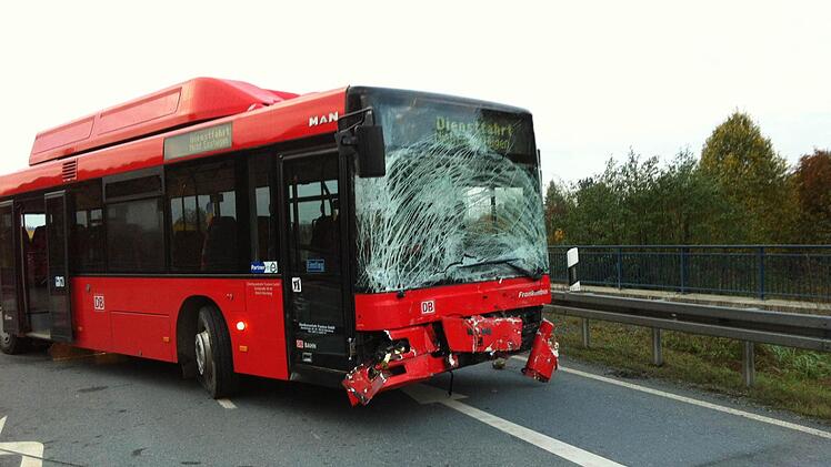 Erheblich beschädigt wurde ein Bus bei einem Unfall am Dienstag gegen 6.50 Uhr bei Untersteinach. Fotos: Sonja Adam
