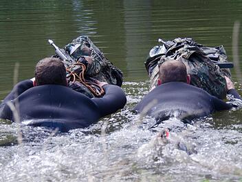 Seit 2013 üben wieder Einzelkämpfer auf dem Lagerberg und - wie auf dem Foto - an der Saale bei Gräfendorf. Foto: Bundeswehr/ Niklas Pritzsche