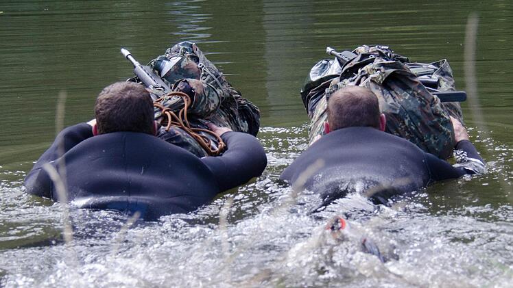 Seit 2013 üben wieder Einzelkämpfer auf dem Lagerberg und - wie auf dem Foto - an der Saale bei Gräfendorf. Foto: Bundeswehr/ Niklas Pritzsche
