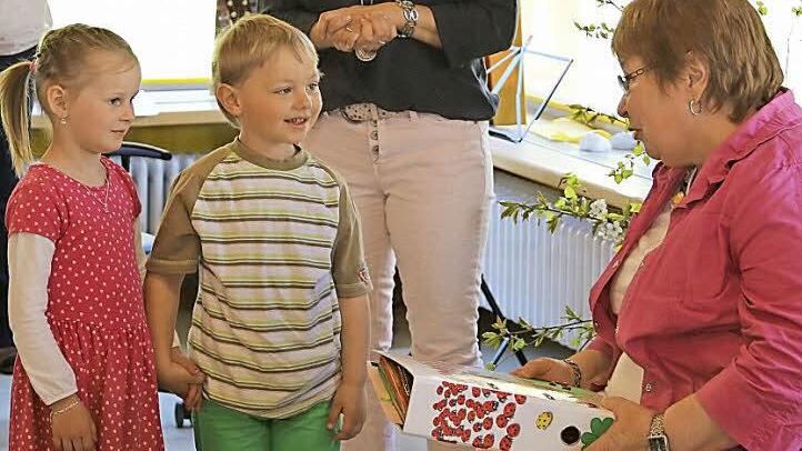 Lina und Samuel verabschieden sich mit einem Geschenk von Monika Hesel. Fotos: Franz Galster