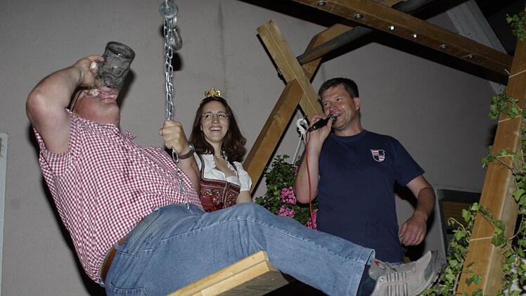 Der Oberpfälzer Albert Karl, Gewinner von 82 Flaschen Wein, scheute auch vor Wasser nicht zurück und leerte den Maßkrug in einem Zug. Foto: Winfried Ehling