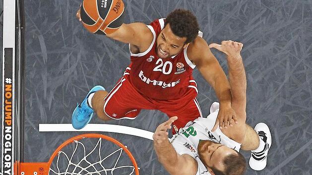 Elias Harris lie&szlig; beim 86:76-Erfolg im Hinspiel nicht nur in dieser Szene den 2,13-Meter-Riesen Oguz Savas schlecht aussehen. Foto: L&ouml;b