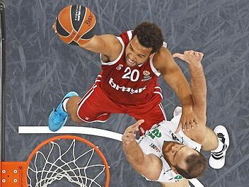 Elias Harris ließ beim 86:76-Erfolg im Hinspiel nicht nur in dieser Szene den 2,13-Meter-Riesen Oguz Savas schlecht aussehen. Foto: Löb