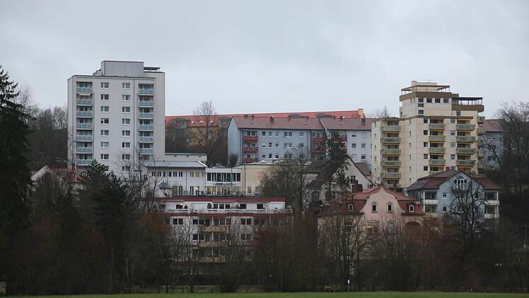 Hinter der Kissori-Schule und zwischen dem Seniorenwohnheim der Diakonie (rechts) und einem weiteren Hochhaus ist das Pflegeheim Katharinenstift vom Saaletal aus zu sehen. Fotos: Ralf Ruppert