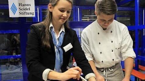 Clara Muth und Georg Malter bieten frische Früchtebowle an.