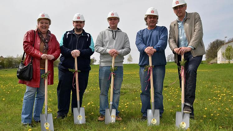 Symbolischer Spatenstich für den Neustart: (von links) Ulrike Schenk, Oliver Schenk, ein Mitarbeiter, Guido Schenk und Bürgermeister Andreas Sandwall