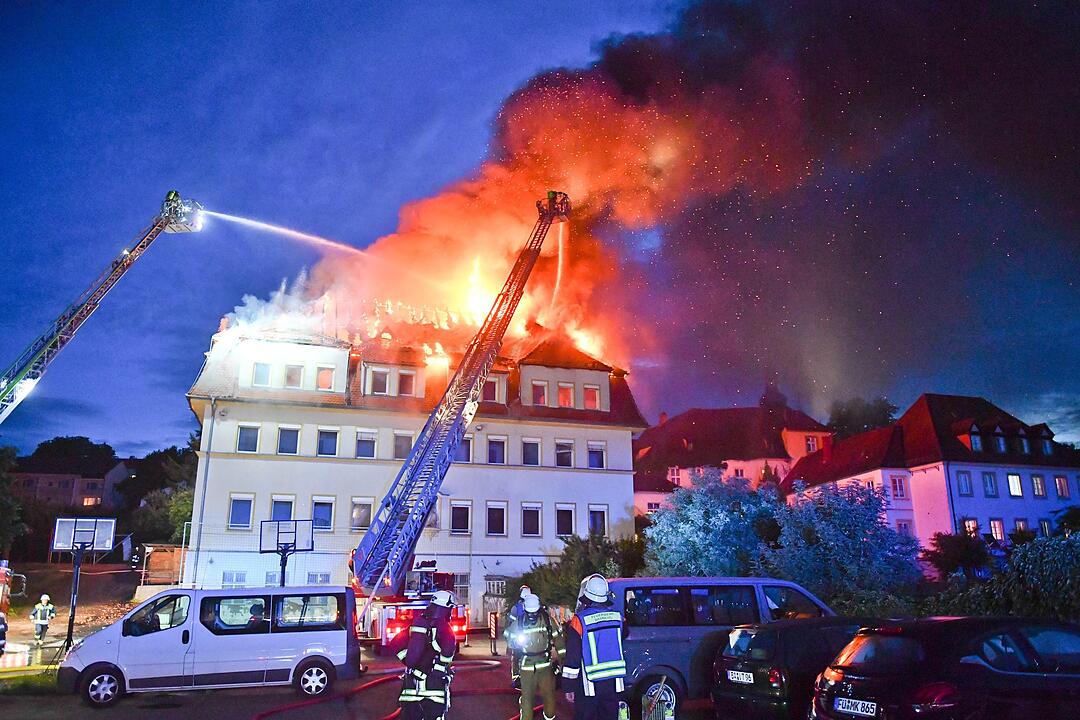 Großeinsatz in der Bamberger Altstadt: Dachstuhl am Jakobsplatz brennt