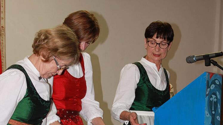 Die Modenschau der Trachtendamen Katharina Becht