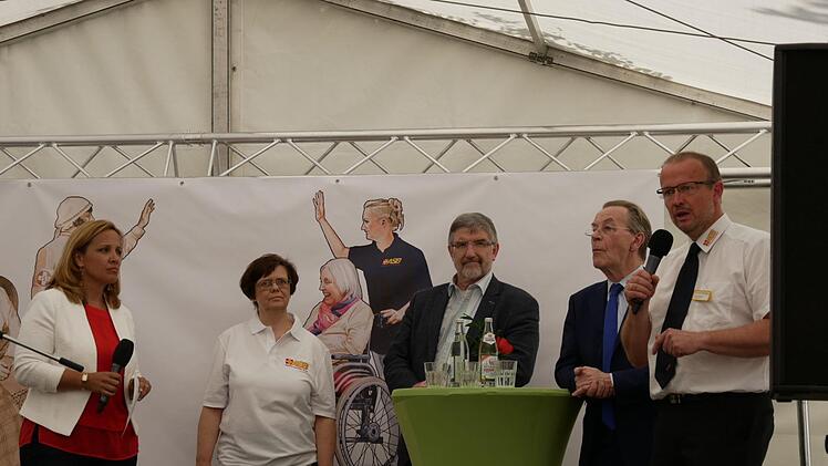 Moderatorin Uli Noll leitet die kleine Diskussionsrunde mit Pflegedienstleiterin Gisela Vetter, Landrat Michael Busch, Franz Müntefering und ASB-Geschäftsführer Rainer Schreier (von links). "Wir brauchen ein total umgekrempeltes Sozialsystem und müssen das Gesundheits- und Pflegesystem komplett neu aufstellen. Warum ist das so schwer? Man muss Geld in die Hand nehmen", sagte Busch. Foto: Manja von Nida