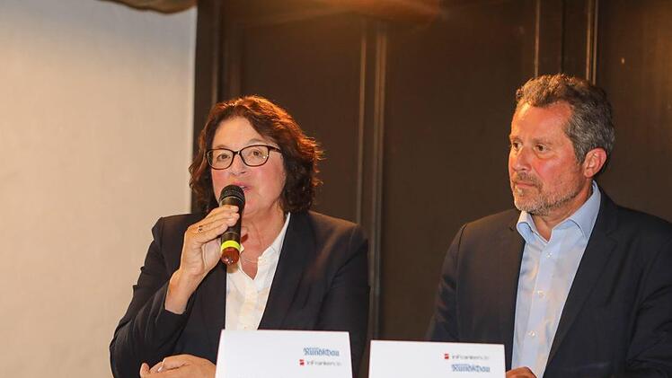 Marion Resch-Heckel von der Regierung sieht für Kulmbach  großes Potenzial. Rechts Udo Petzoldt, der Vorsitzende der Baugenossenschaft.  Foto: Barbara Herbst