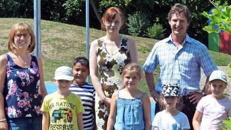 Die neue Kitaleiterin Maja Baczyk (Mitte) zusammen mit einigen Kindern sowie Pfarrer Daniel Steffen Schwarz und stellvertretender Kitaleiterin Daniela Günther. Foto: Thomas Micheel