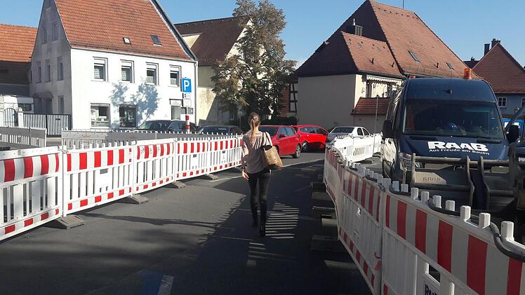Die Fußgänger wurden in einer Furt über den Hubmanparkplatz gelotst, Parkplätze gab es gestern kaum.  Fotos: Bernhard Panzer