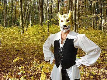 Der  Wolf (Dirk Mestmacher) posiert für die neue Musiktheaterproduktion des Landestheaters, die  "Into the Woods" führt.  Tobias Schmitt