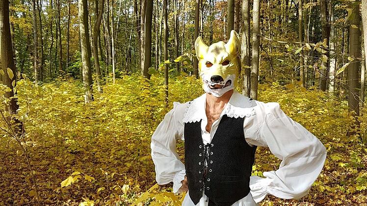 Der  Wolf (Dirk Mestmacher) posiert für die neue Musiktheaterproduktion des Landestheaters, die  "Into the Woods" führt.  Tobias Schmitt