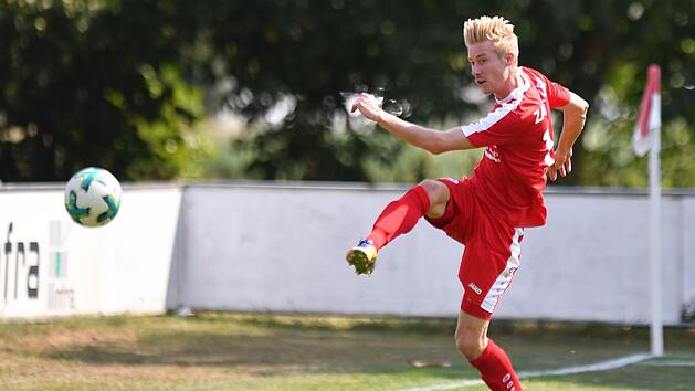 Dominik Zametzer, hier noch im Trikot des ASV Vach, kam vor der Saison nach Langensendelbach und traf gegen He&szlig;dorf im Pokal dreimal vom Elfmeterpunkt. Foto: Sportfoto Zink
