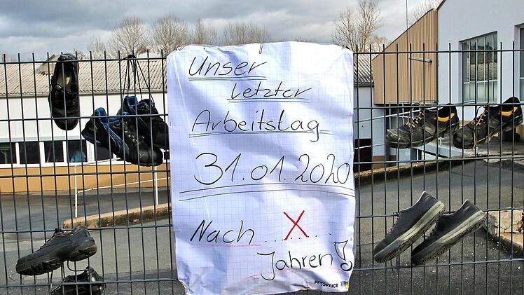 Ein Plakat und am Zaun aufgehängte Schuhe von Mitarbeitern sollten  vorbeikommende Autofahrer darauf hinweisen, dass letzten Freitag bei Remog  zumindest symbolisch die Lichter ausgingen. Dieter Britz