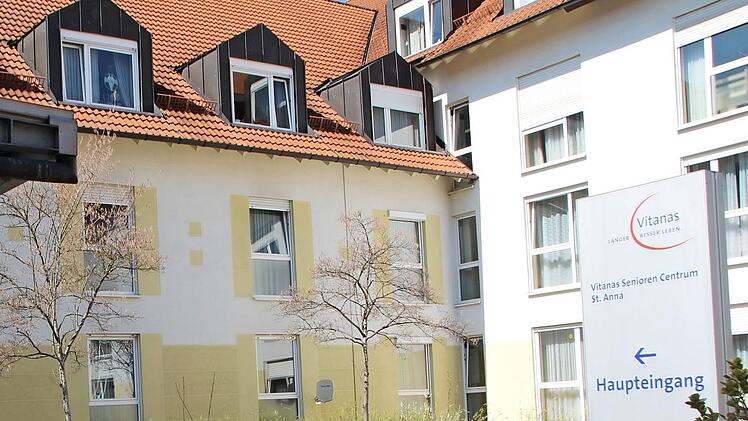 Auch wenn der Hof von St. Anna momentan verwaist ist, ist man von Weltuntergangsstimmung im Seniorenheim noch weit entfernt. Foto: Waltraud Enkert