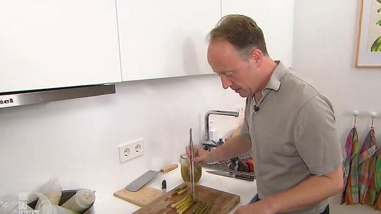 Als Vorspeise kredenzt Nico unter anderem süßsauer eingelegten Spargel.