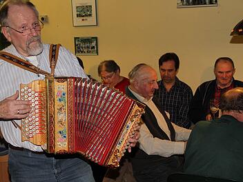 Eberhard Hofmann machte Stimmung mit Akkordeon und bekannten Liedern.