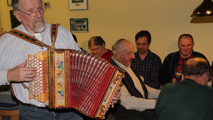 Eberhard Hofmann machte Stimmung mit Akkordeon und bekannten Liedern.