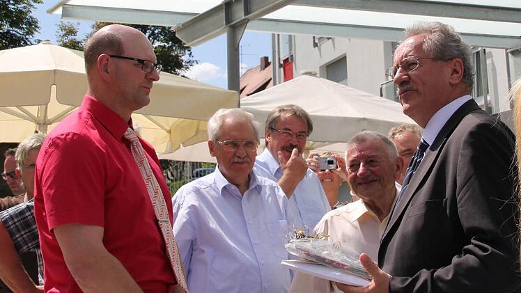 Vorsichtige Kontaktaufnahme: Thomas Stadelmann, Ludwig Leisentritt, Bernhard Ruß und Heinrich Schneier mit Christian Ude (von links).
