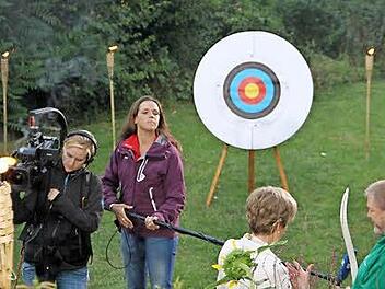 Carolin Reiber übte sich für die Sendung sogar im Bogenschießen.