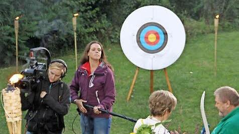 Carolin Reiber übte sich für die Sendung sogar im Bogenschießen.