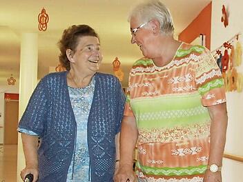 Zwei, die sich gut verstehen: Käthe Bedau (rechts) besucht Maria Stenglein jede Woche mindestens ein Mal im Pflegeheim und geht mit ihr ein wenig spazieren. Foto: Dagmar Besand