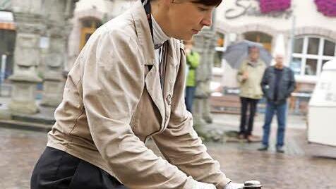 Ilona Thieme bei der Radfahrprüfung