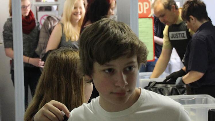 Nacheinander durchlaufen die Schüler die verschiedenen Stationen der Kontrolle. Foto: Marco Meißner